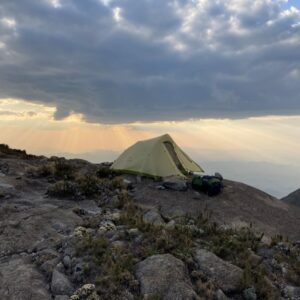 Foto de Afonso Lara, acampando na Travessia na Serra Fina, no alto da Pedra da Mina.